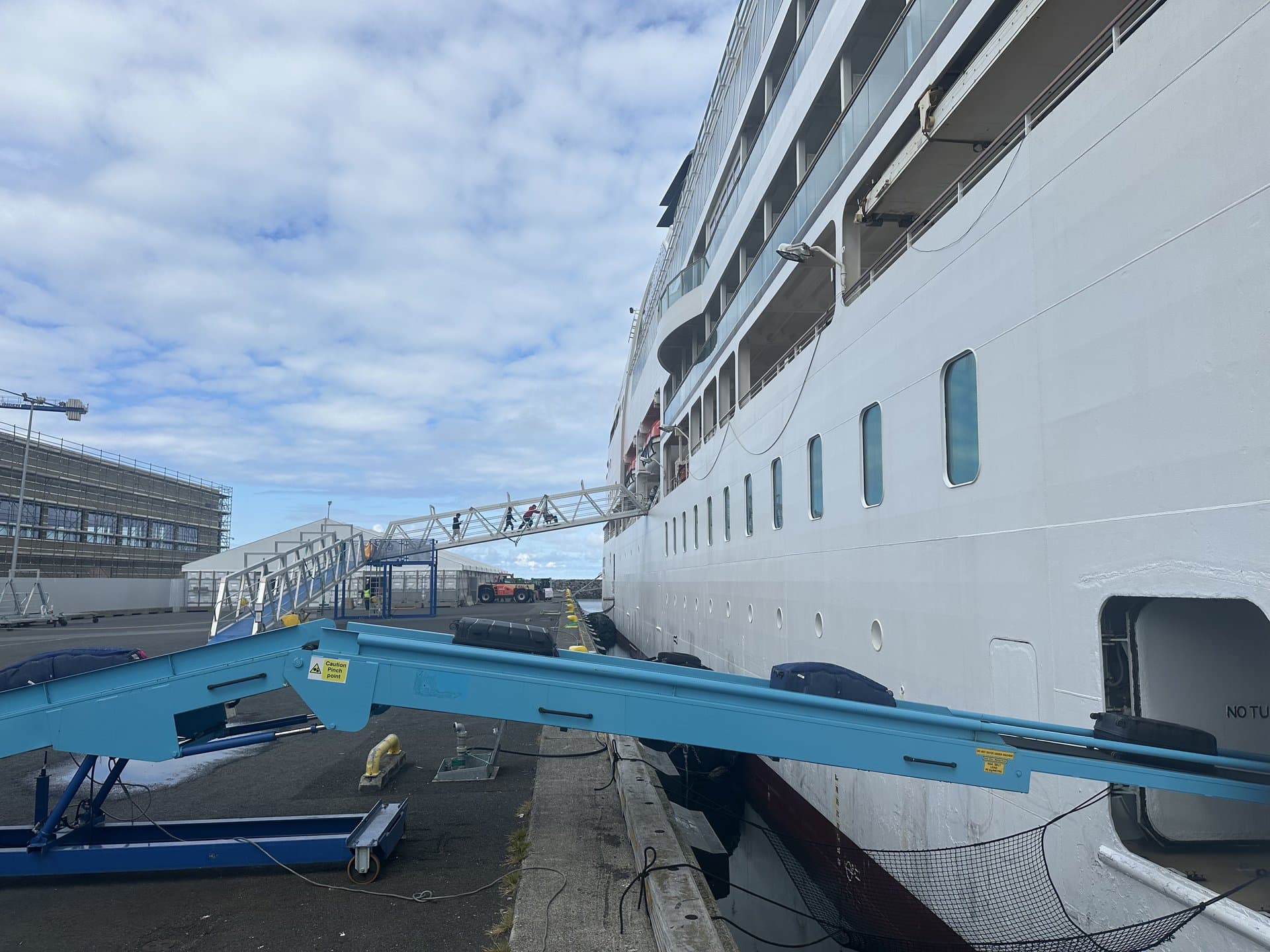 Conveyor belt pier-side operations
