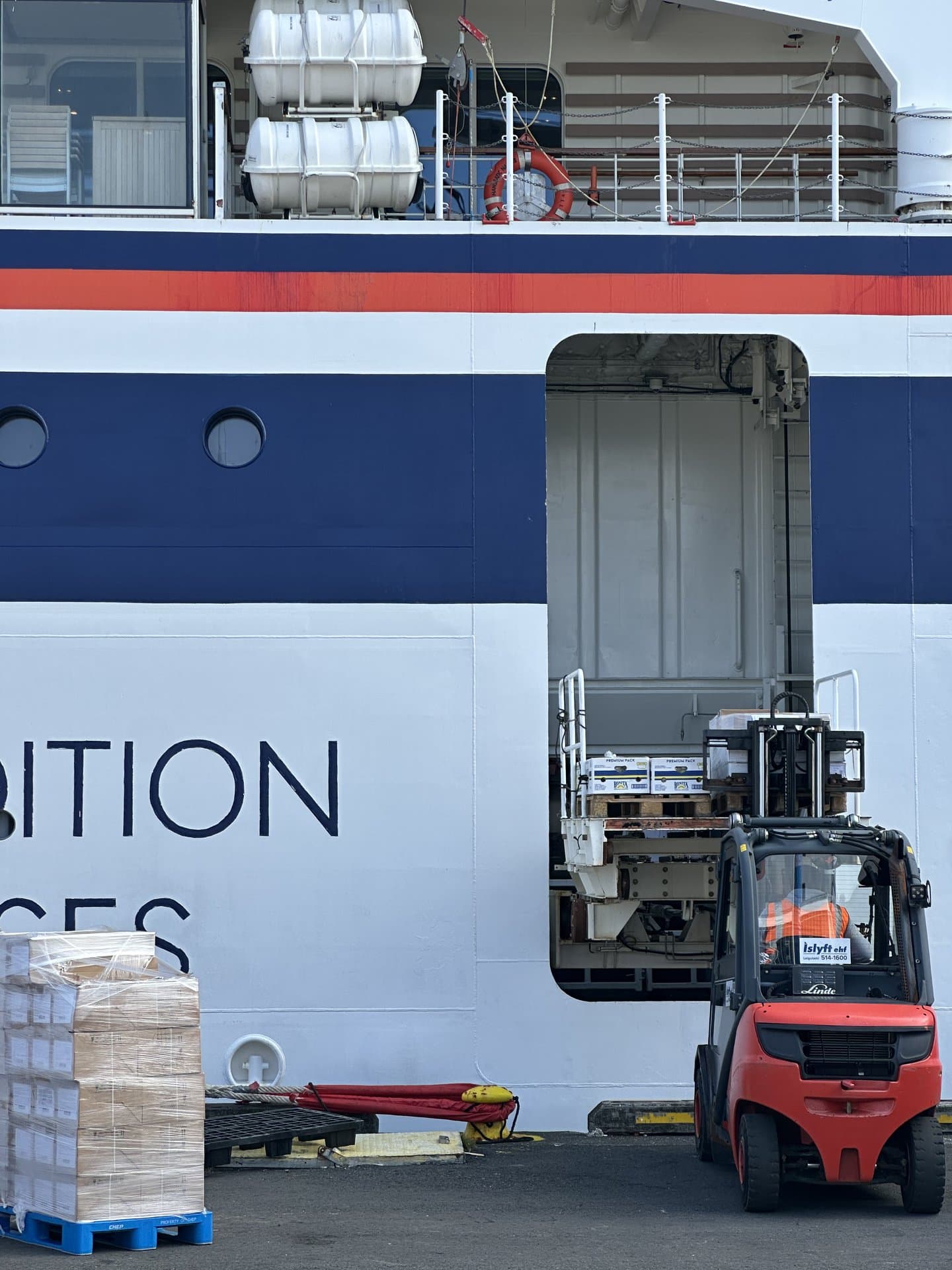 Forklift loading provisions to vessel